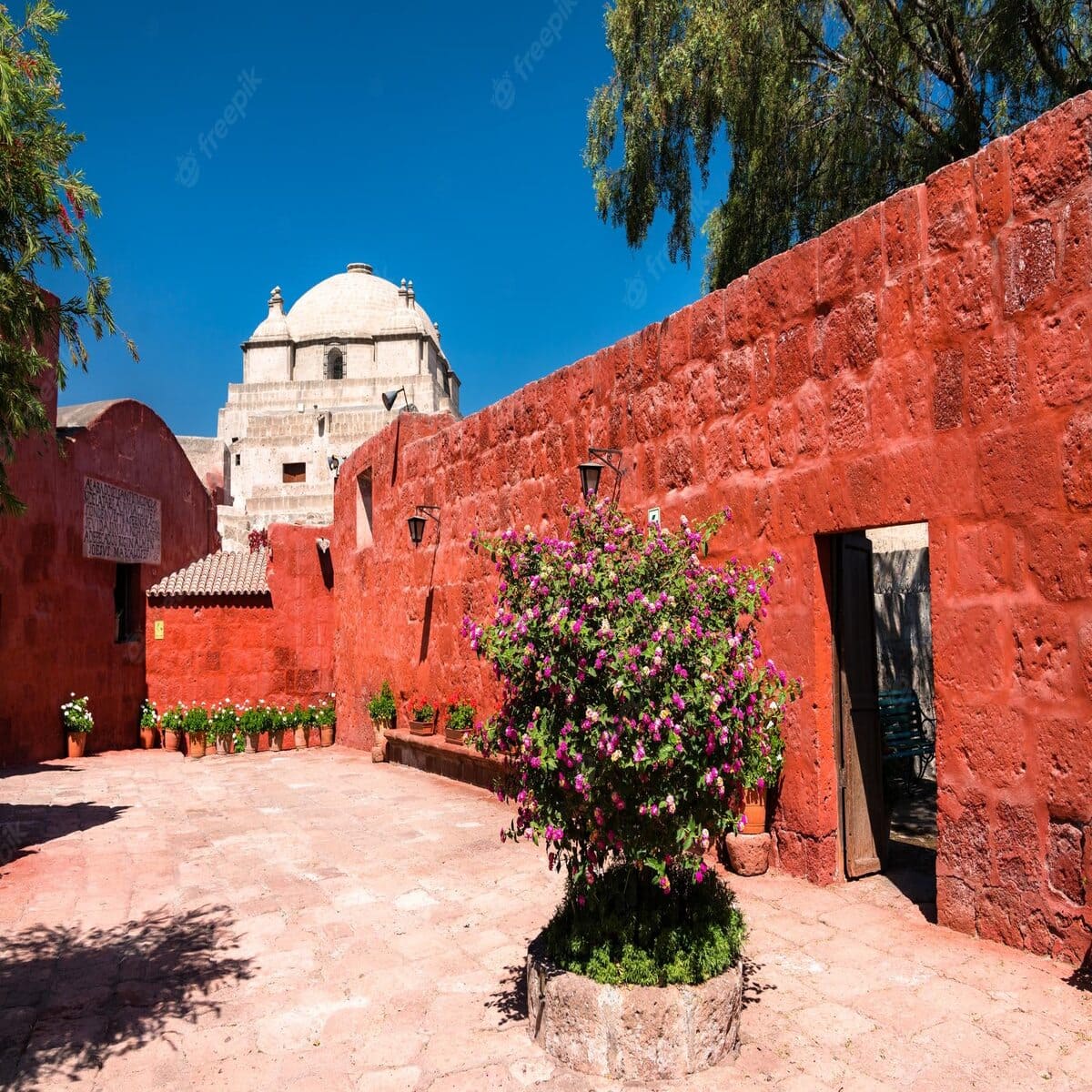 monasterio-santa-catalina-arequipa-peru_261932-6748-1-1